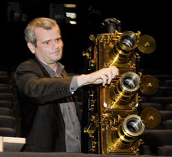 Laurent Mannoni et une triple lanterne Riley - Photo Cinémathèque française