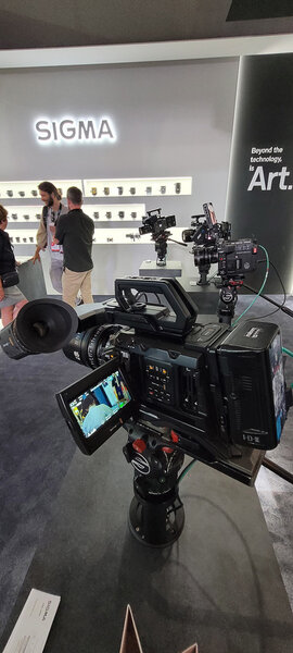 Sur le stand Sigma - Photo Michel Benjamin