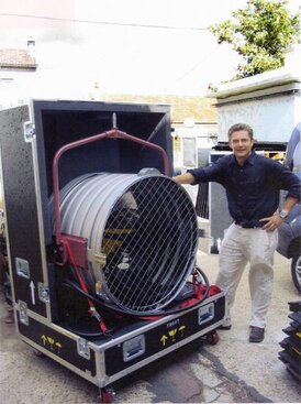 Denis Dedise près d'un MoleBeam 12 kW dans la cour de Key Lite