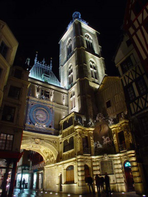 Tour du Gros Horloge à Rouen, conception lumière Sylvain Bigot, Citéos 2003 - DR