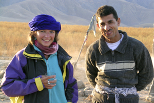 Claude Garnier en 2003, sur le tournage de " Terre et cendres " d'Atiq Rahimi - Claude était exceptionnellement venue faire le cadre, à ses côtés son 2<sup class="typo_exposants">e</sup> assistant opérateur que nous avons formé comme le reste de l'équipe afghane