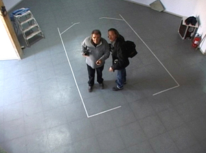 Avec mon ami et partenaire José Césarini dans le tracé des feuilles du décor de la cellule de 9m<sup class="typo_exposants">2</sup> dans l'espace studio de la prison des Baumettes (photos © Lieux Fictifs)