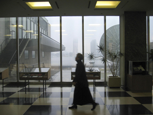 Un couloir à l'intérieur du bâtiment principal des Nations Unies