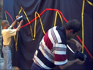 Entraînement à la manipulation de la caméra poing dans la plan séquence en utilisant les bandes de couleurs comme support au cadrage et à la rythmique © Lieux Fictifs