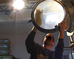 Nettoyage de la Fresnel d'un vieux 5kW Cremer de récupération. Ce projecteur était notre soleil, il a été restauré et bichonné par les détenus tout le temps du tournage © Lieux Fictifs