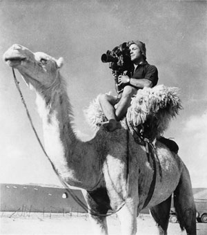 Albert le chameau et Roger Fellous, un prototype du Cameflex en mains, sur le tournage de " La Route inconnue " en 1949