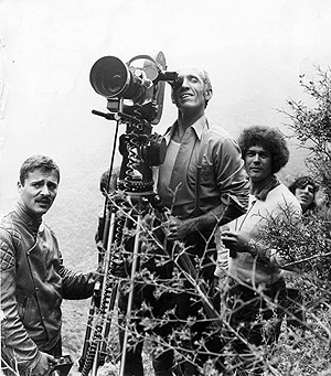 Sur le tournage d'" Où est passé Tom ? " (1971) - José Giovanni derrière la caméra, entouré de Dominique Chapuis et Pierre-William Glenn