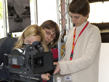 Diane donne ses conseils - Deux stagiaires aux prises avec une Arri 16 SR