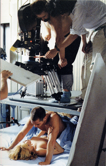 Luc Besson, à l'œilleton d'une Moviecam, et Vincent Jeannot, la main à son Zyliss - Sur le tournage du <i>Grand bleu</i> - Photo Patrick Camboulive