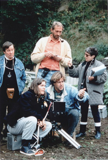 Sur le tournage de "Si le loup y était", en 1993 - Paul Bonis, à gauche, Michel Sibra, debout au centre, et des membres de l'équipe (assistante caméra, cadreur et scripte) - DR