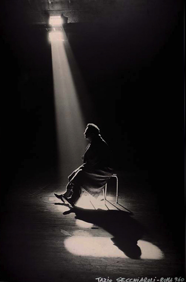 Federico Fellini sous le projecteur, Cinecittà, 1960 - Photo Tazio Secchiaroli (1925-1998)<br class='manualbr' />Epreuve argentique d'époque montée sur cadre 640 x 450 mm et signée à l'encre blanche