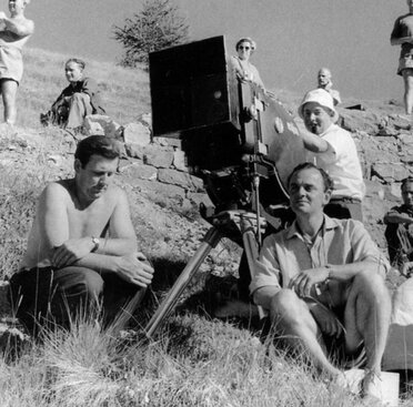 Christopher Challis, assis à droite, en 1956