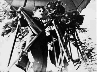 Charlie Chaplin derrière une caméra Bell & Howell 