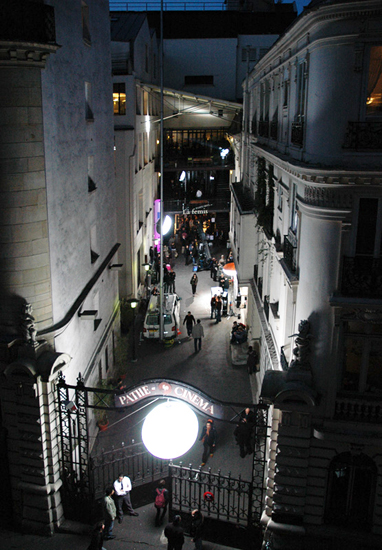 7<sup class="typo_exposants">e</sup> Micro Salon de l'AFC - La cour d'entrée de La fémis à la tombée de la nuit<br class='manualbr' />(Photo Nelly Florès pour l'AFC)