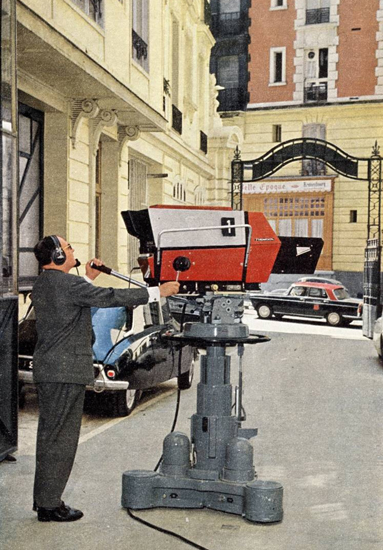 Caméra N&B Thomson THT 629 à tube Image-Orthicon de 4,5 pouces - La Rolls Royce des caméras N&B, installée sur un pied Vinten dans la cour d'entrée des studios Pathé-Cinéma (6, rue Francœur - Paris 18e), en 1964<br class='manualbr' />Collection Bernard Tichit