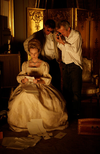 Romain Winding, réglant un plan au viseur de champ avec Benoît Jacquot et Diane Kruger sur "Les Adieux à la reine" - Photo Carole Béthuel, PFA