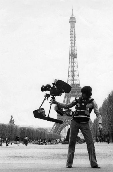 Le procédé support de caméra Steadicam Une conférence de Noël Véry, avec démonstrations, projections de films rares et le témoignage de Pierre-William Glenn