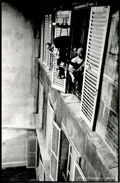 Sven Nykvist sur le tournage du " Locataire " - Sven, au 3<sup class="typo_exposants">e</sup> étage du décor. A la caméra Jean Harnois.