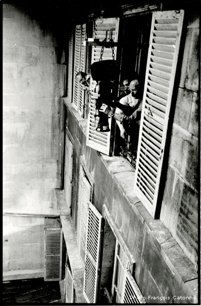 Sven Nykvist sur le tournage du " Locataire " - Sven, au 3ème étage du décor. A la caméra Jean Harnois.