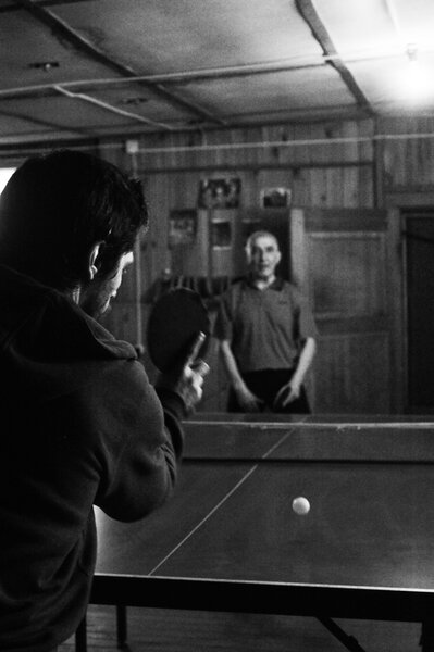 Ping ! - Le dimanche, Raphaël, comédien, Cyril, chef électro, Franck, perchiste, et moi prenons régulièrement des volées au ping-pong par les Russes. Il faut dire que Nikita, propriétaire des lieux, a été champion olympique de ping-pong et a pris le temps de bien former son personnel… <i>(Gilles Porte, dimanche 15 mars)</i>