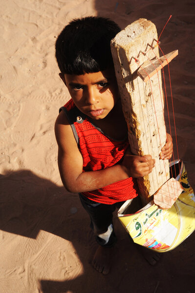 Jour off 1 : désert de Wadi Rum... - Je ne sais pas si Fares (6) sera musicien mais Ali (14), son frère, est déjà un grand artiste ! <i>(Gilles, jeudi 17 juillet)</i>