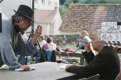 Claude Miller et Philippe Grimbert, auteur du livre, qui joue le rôle du passeur dans le film - sur le tournage d'<i>Un secret</i><br class='manualbr' />(Photo Thierry Valletoux)