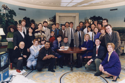 Roger Fellous (accroupi à gauche), l'équipe de 7/7, Anne Sinclair et Hylary Clinton à la Maison Blanche