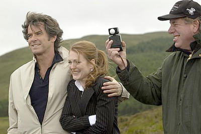 Pierce Brosnan, Julianne Moore et Adrian Biddle, BSC, en 2004 sur le tournage de " Laws of Attraction " de Peter Howitt