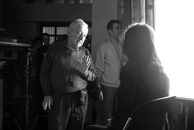 Willy Kurant dialoguant avec Anne Roussel, en arrière plan le chef électricien Dominique Dehoua
