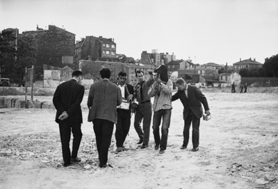 " Le Joli mai " de Chris Marker, 1962 - Sur la photo, de gauche à droite : Les architectes Pierre Raslavsky et Jacques Kolisz de dos, Antoine Bonfanti à la perchette et au Nagra, Etienne Becker aux cables et au point, Pierre Lhomme à la KMT, Pierre Grunstein homme à tout faire<br class='manualbr' />Hors champ : Chris Marker maître d'œuvre et photographe