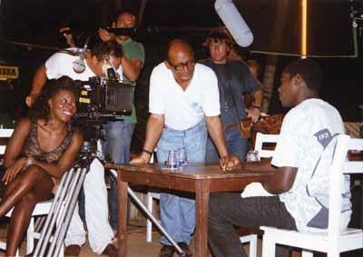 Henry Duparc et derrière lui à droite le directeur de la photo Bernard Dechet sur le tournage de "Rue Princesse"