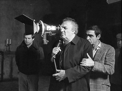 Federico Fellini et Giuseppe Rotunno - Federico Fellini, une Arri 2C pour viseur, réglant un plan avec Giuseppe Rotunno sur le tournage de " Casanova "