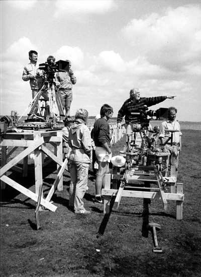 Sur le tournage du " Sacrifice " d'Andrei Tarkovsky - Andrei Tarkovsky, derrière la caméra sur praticable, et Sven Nykvist assis derrière la caméra à droite (photo Lars-Olof Löthwall/Nostalghia.com)