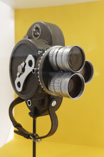 Caméra Bell & Howell BH 70 (format 16 mm) - Tourelle de trois objectifs Angénieux : 10 mm f.1,3, 25 mm f.1,4 et 75 mm f.2,5 - Photo Marc Salomon
