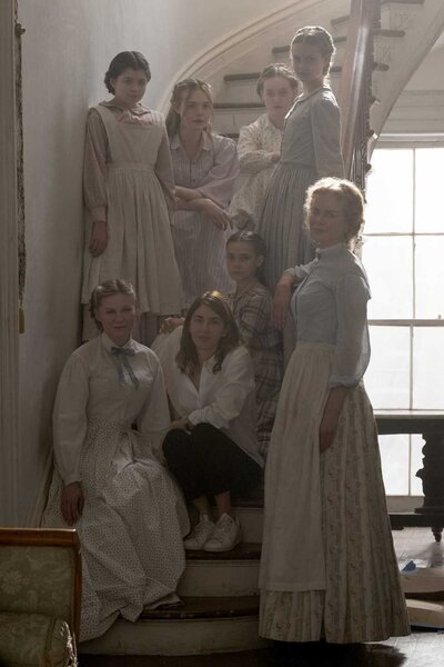 Sur le tournage des "Proies" - De gauche à droite de haut en bas : Addison Riecke, Elle Fanning, Emma Howard, Angourie Rice, Kirsten Dunst, Sofia Coppola, Oona Laurence, et Nicole Kidman - Photo Ben Rothstein / Focus Features