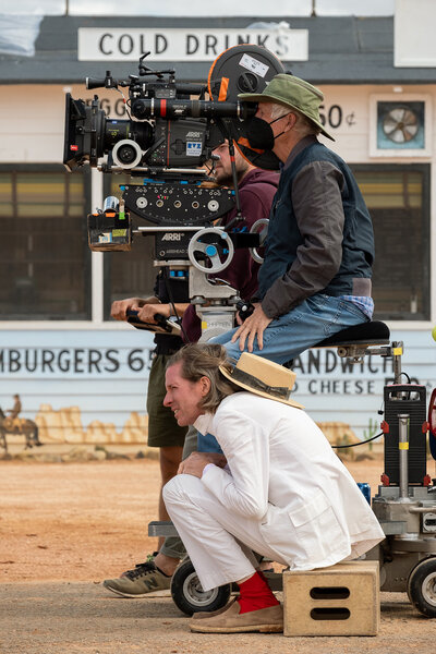 Robert Yeoman, à la caméra, et Wes Anderson sur le tournage d'"Asteroid City" - Photo Roger Do Minh