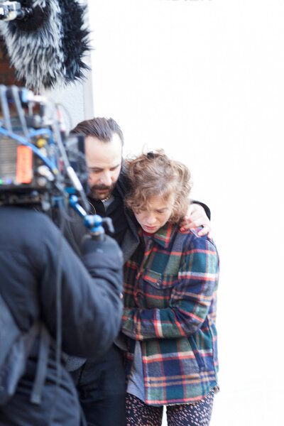 Sur le tournage, caméra à l'épaule, de "Médecin de nuit" - Photo Lucie Belarbi