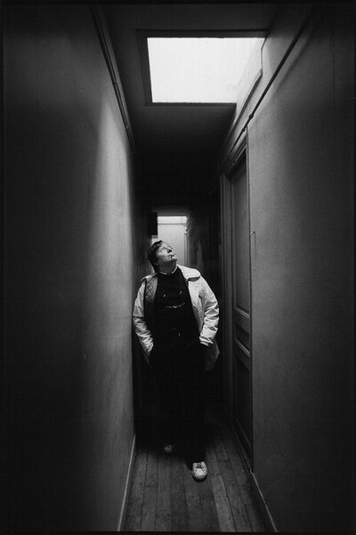 Paul Bonis, en 1976, dans un couloir de chambres de bonne sur le tournage d'un court métrage - Photo Jean Ber - Tous droits réservés