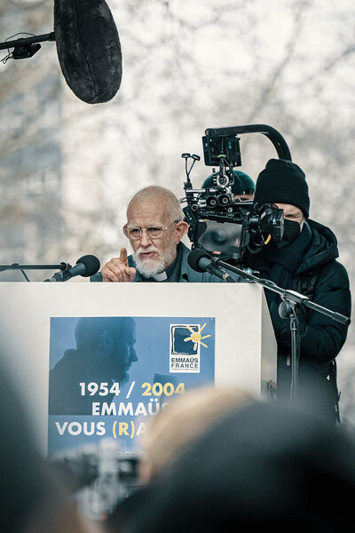 Renaud Chassaing à la caméra, derrière l'Abbé Pierre (Benjamin Lavernhe) - Photo Jérôme Prébois