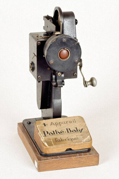 Premier appareil Pathé-Baby fabriqué, 1922 - Collection Cinémathèque française