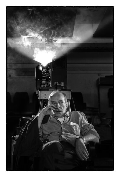 Renato Berta sous le faisceau d'un appareil de projection - Photo Guy Ferrandis