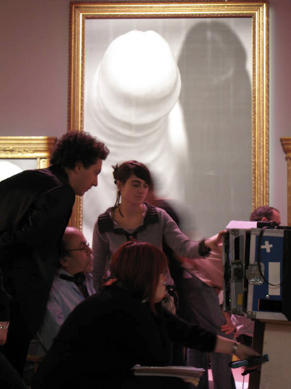 Relecture au combo - pendant le tournage de <i>Musée haut, musée bas</i> (de gauche à droite, Guillaume Gallienne, Jean-Michel Ribes, Maeva Drecq, 2<sup class="typo_exposants">e</sup> assistante opératice, et <br class='manualbr' />Valerie Chorenslup, scripte)<br class='manualbr' />Photo David Koskas