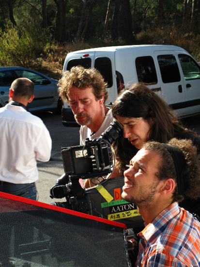 Céline Bozon sur le film "L'Autre monde" - A gauche, Stéphane Thiry, chef machiniste, et à droite, le comédien Ali Marhyar<br class='manualbr' />© Olivier Godaert