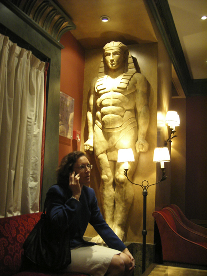 Moira Tulloch, assistante de Pierre-William Glenn et ange gardien du jury, à pied d'œuvre à l'hôtel Majestic en 2008 - Photo JN Ferragut