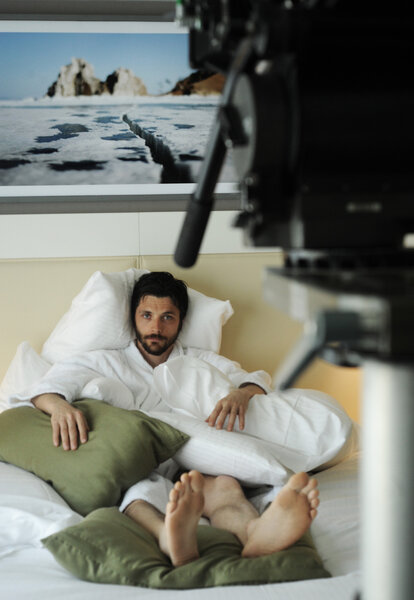 Une faille dans un grand hôtel parisien… - Nous tournons dans un hôtel parisien… Une photo de Thomas (cf. semaine du blog, samedi 21 février) est retenue par Safy pour être agrandie et posée au dessus du lit de Teddy afin de ne jamais vraiment quitter vraiment le lac Baïkal. <i>(Gilles Porte, jeudi 9 avril)</i>