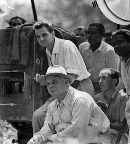 Sur le tournage du "Fleuve", en 1951 - Jean Renoir, au premier plan, Claude Renoir, debout derrière lui, et Ramananda Sengupta, derrière la caméra Technicolor blimpée