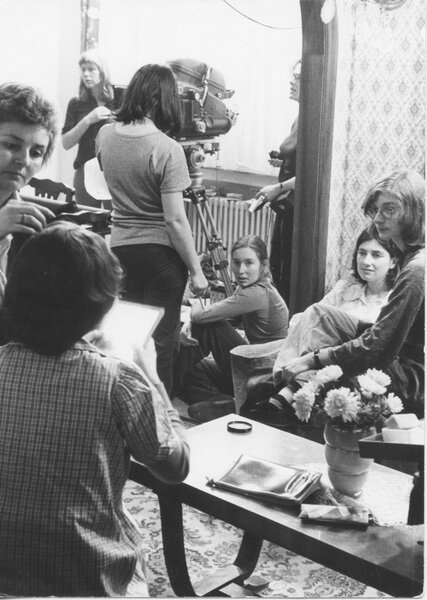 L'équipe de tournage de "Jeanne Dielman..." - De g à d : D. Seyrig (de dos), E. Marcus (maquilleuse), B. Delesalle (cadreuse), B. Deswarthe (de dos, prise de son), D. Maroulakou (scripte), B. Mangolte (debout, en partie cachée), C. Akerman et M. Watelet (assistante réalisation) - Photo Virginia Haggard-Leirens | Collections CINEMATEK - © Fondation Chantal Akerman