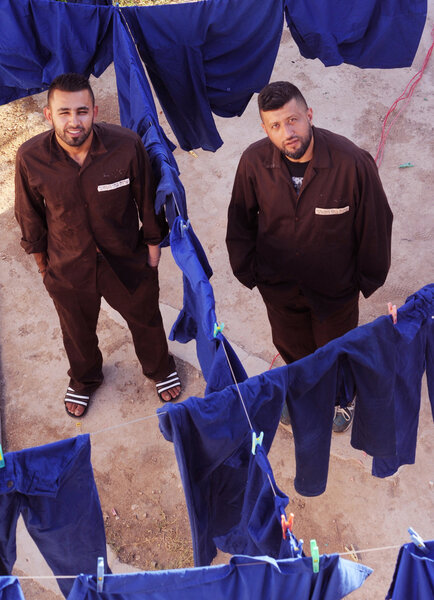 Hamada prisonnier... - En dehors d'être un excellent " costume designer ", Hamada a toujours été auprès de Mai un référent artistique et historique précieux... Lorsque je souhaite le photographier au milieu des tenues bleues des prisonnières palestiniennes, il revêt la tenue marron des prisonniers palestiniens avec Alla, " wardrobe supervisor "... <i>(Gilles, jeudi 24 juillet)</i>
