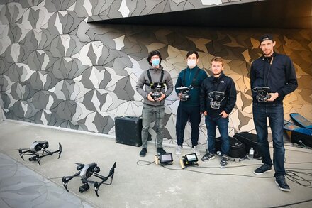 L'équipe de Full Motion au complet pour une prise de vue à deux drones en simultané. De gauche à droite, Elliott, Jorge, Benjamin et Brice.