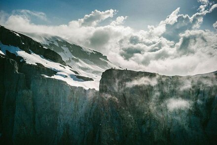 Filming vertigo. Two experiences of shooting in a vertical environment. By Stephan Massis, AFC